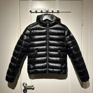 Svart pufferjacka från Colmar - Snygg svart pufferjacka från Colmar. Fint skick,  använd sparsamt. Stl M  (44 italiensk storlek) 