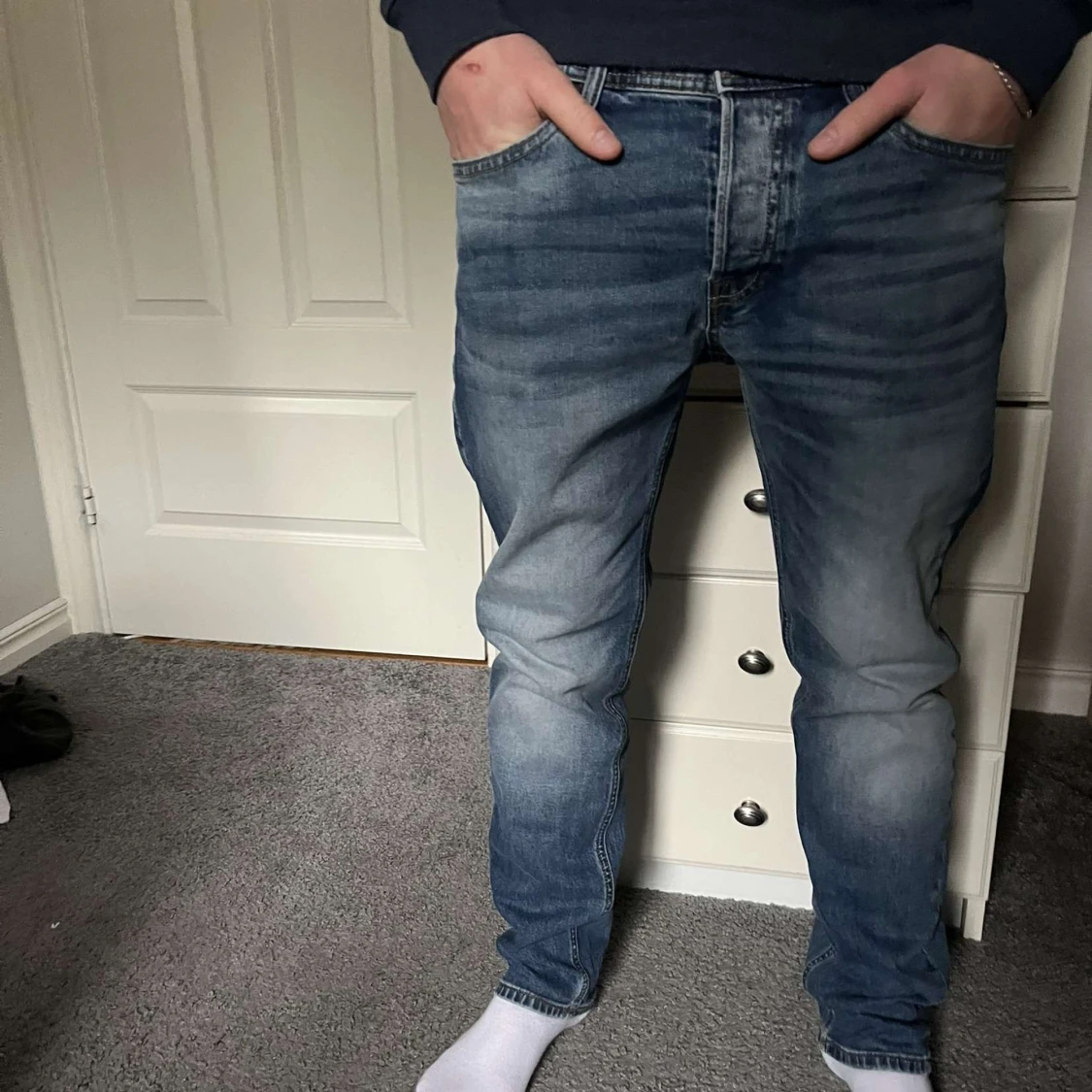 Blå och svarta jeans