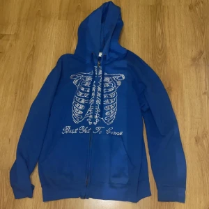 Best yet to come hoodie - Snygg blå hoodie med dragkedja och ett mönster på framsidan i rhinestones någon Sten kan ha åkt av str s 