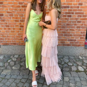 Balklänning - Ljus rosa balklänning!  Den är omsydd från att ha ett axelband, men tyckte inte om de så sydde om den till bandeu. På grund av att jag sytt om den väljer jag att sälja den för 500kr plus frakt (köptes för 1000kr)🩷🩷