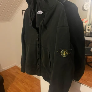 Svart hoodie från Stone Island - Säljer denna Stone island hoodien! Står M men sitter mer som en S. Osäker på äktheten, därav priset ! Skriv om du har några funderingar!