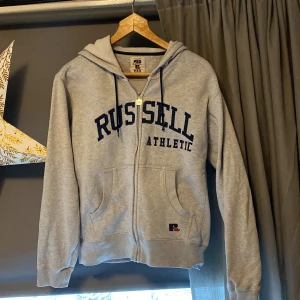 Grå hoodie från Russell Athletic - Säljer en grå college hoodie från Russell Athletic som knappast är använd. Hör av vid frågor eller funderingar 🙌