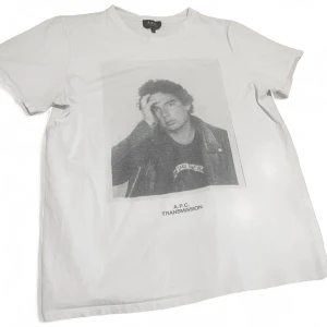 Apc transmission t-shirt - En riktigt fet limited edition Apc transmission t-shirt. Står storlek XL men är sitter som M/L. Bra skick men har vissa tecken på använding. Skriv i DM om intresserad eller har frågor. Kan även skicka fler bilder samt mått. Pris kan diskuteras