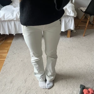 Vita tighta skidbyxor  - Jättesnygga tighta skidbyxor från 8848 altitude! Endast använda få gånger under en skidvecka. Köpta för 1500, Inga defekter eller fläckar💘benet medföljer!