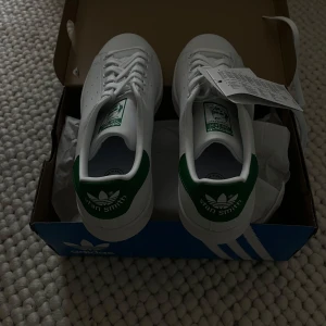 Adidas Stan Smith sneakers - Säljer helt nya Adidas Stan Smith sneakers med gröna detaljer. Säljer här pga att zalandos returtid tog slut. 