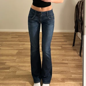 Lågmidjade replay jeans - Jättefina lågmidjade jeans från replay! Midjemått: 41cm rakt över och ca 88cm runt om. Innerbenslängd: 81,5cm. Jag är ca 169cm och brukar ha storlek 38/36 för referens💕