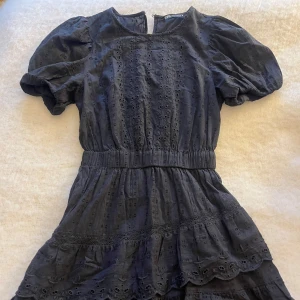 Svart klänning från Zara - Så fin svart klänning från Zara med puffiga kortärmar 🥰