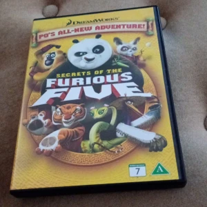 Secrets of the Furious Five DVD - DVD med filmen 'Secrets of the Furious Five' från DreamWorks. Följ med på Po's nya äventyr tillsammans med de modiga krigarna. Perfekt för fans av animerade filmer och kung fu-action.