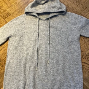 Grå Merino hoodie  - Helt ny merino Hoodie helt oandvänd. Fick den i jul klapp men hade en exakt likadan. Den är i storlek xs och kommer i orginal påsen.