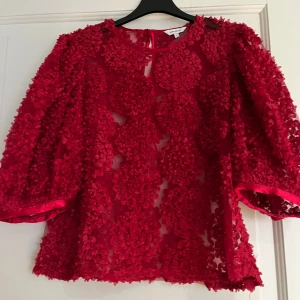 Röd blus - Säljer denna superfina röda blusen med blommigt mönster & trekvartsärm. Säljer pågrund av att den inte passade så den är aldrig använd, men prislappen är borttagen. Blusen är ifrån Bubbleroom & ordinarie pris 500kr❤️