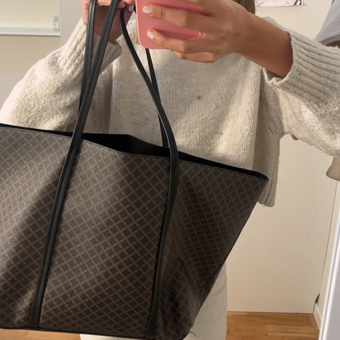 Brun rutig shoppingväska