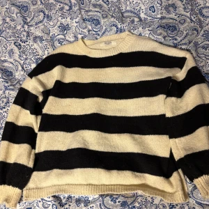 Randig tröja från By Clara - Säljer en mysig randig tröja från By Clara i svart och beige. Pris kan diskuteras🩷