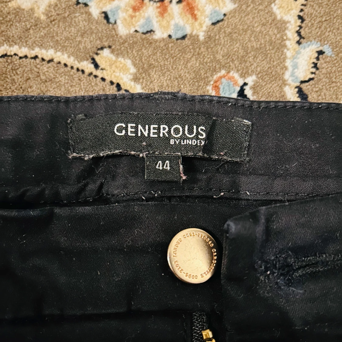 Svarta byxor från Generous by Lindex - 91