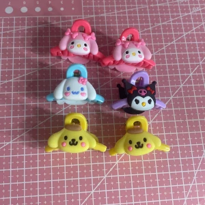 Sanrio hårklämmor - 25kr styck! Rabbat vid köp av flera:) andra bilden jämför jag storleken med en lip balm! Alla på bilden finns kvar, kontakta vid intresse! Tar Swish och köp nu:3