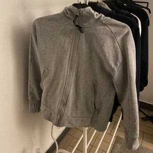 Grå c.p company zip hoodie  - Snygg grå c.p company zip hoodie 