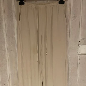 Linnebyxor  - Nästan helt oanvända beiga linnebyxor från Gina tricot! Pris går att diskutera 💘
