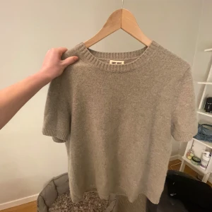 Beige stickad tröja från Soft Goat - Stickad tröja från soft goat. 100% kaschmir. Super fint skick, säljer då den inte kommer till användning. Färgen är greige.