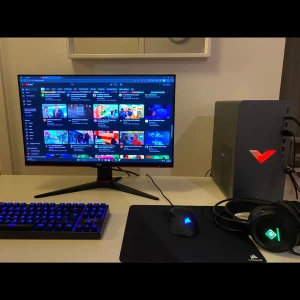 Stationär dator från HP med Intel Core i5 - Säljer en stationär dator från HP med 12:e generationens Intel Core i5-12400F processor och 16 GB RAM. Datorn kör Windows 11 Home och har en stilren design med en röd V-logga på framsidan. Perfekt för gaming eller arbete.                                                   Säljer min dator för jag har mycket plugg och hinner inte spela. Datorn är fortfarande i mycket bra skick och den är felfri.  Kartongen finns kvar om man vill ha det.   Processor: i5-12400f intel  Grafikkort: nvidia geforce rtx 