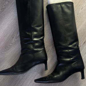 Massimo Dutti Boots  - Skitsnygga boots från Massimo Dutti i äkta läder, köpta på vinted och med perfekt 5cm klack för oss lite längre tjejer!! 😍  Förra ägaren skrev att de varit använda en säsong och man kan se att de använts på undersidan, men inget är sönder och de är i otroligt bra skick! 🎉  I äkta läder och därav priset, nypris på dessa brukar ligga runt 2000-3000kr.  I original förpackning!!