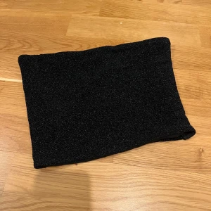 Tub topp - Svart, glittrig tub topp perfekt för fester! Storlek S, köpt på Gina tricot. Den är i bra skick. På överkanten har den en remsa som håller uppe toppen. Skriv gärna om du har några frågor🤗