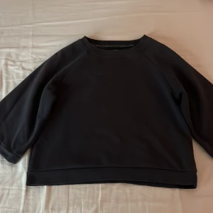 Marinblå tröja från ONLY - Säljer en stilren marinblå tröja från ONLY i storlek XS. Tröjan har en enkel design med lös passform, rund hals och trekvartsärmar. Tröjan är i väldigt gott skick. Säljer eftersom att den är för kort på mig (jag är 163 cm för referens). Perfekt för en avslappnad look.