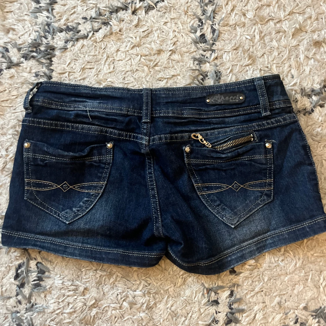 Mörkblå jeansshorts med detaljer - 90