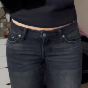 Lågmidjade bootcut jeans - Snygga svarta bootcut/flared jeans med låg midja. Original pris 590 men slutsålda på weekdays hemsida. I jättebra skick då jag bara använt de fåtal gånger. 