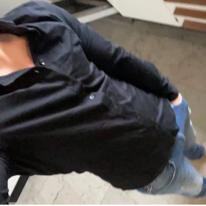 Svart skjorta från SNT - Mycket snygg skjorta i slimfit storlek S. Passar perfekt till den mellan 170-180. Skjortan är i mycket bra skick och nypris ligger på 1199kr. Skjortan är i stretchigt material så spelar ingen roll om man är smal eller större. Endast goda omdömen här på plick så ni kan vara säkra på en god affär!🙏🏽Detta är ett mycket bra pris så kommer tyvärr inte gå med på lägre prisförslag