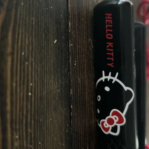 Hello Kitty plattång - Snygg och praktisk plattång med Hello Kitty-design. Svart med röd sladd och detaljer. Perfekt för att styla håret med en touch av söt stil. Den är hållbar använt den 4 gånger haft den sen 2015. Pris kan diskuteras