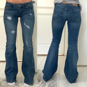 Jeans med hål - Otroligt snygga lågmidjade jeans med hål. Midjemått:36,5cm. Innerbenslängd: 80cm. Jag är 159cm lång.💗 Dom är utsydda längst ner