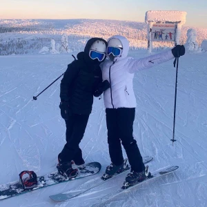 Svart skidjacka - Snygg nästan ny svart skidjacka ifrån peak performance. Den är nästan ny köpt förra vintern, den är väldigt bra skick. Köpt för 3999kr. 