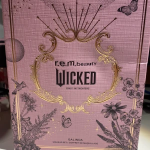 r.e.m beauty wicked smink sett - Rem beautys wicked sminksett. Det är helt oanvänt och kommer i sin original förpackning. De innehåller en läppprodukt, en blush, en liquid eyeshadow och en Kohl penna. Den är slutsåld överallt och original priset är  600kr på Sephora