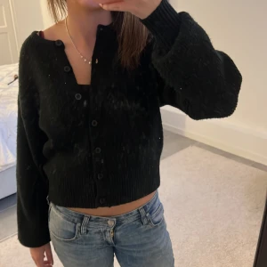 Stickad kofta - As snygg och skön stickad kofta från bikbok med lite glitter i😍😍 använd en gång så jättebra skick!!