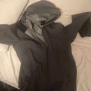 Peakpformance - Peakpfomance jacka helt ny köpt fel storlek skön inuti köpte för 1800kr.