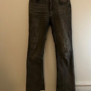 Grå bootcut jeans - Snygga grå jeans från Gina Tricot med bootcut passform. De har en klassisk femficksdesign och är tillverkade i ett slitstarkt denimtyg. Perfekta för en avslappnad stil.