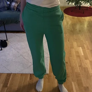 Gröna mjukisbyxor från BikBok - Coola gröna mjukisbyxor från bikbok med snörning💚 Använda ett fåtal gånger så de är fortfarande super mjuka på insidan!! Passar XS/S.   Tveka inte på att skriva vid frågor✨
