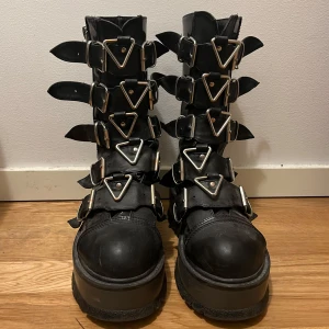 demonia boots - äkta demonia slacker-160 🙇‍♂️väl använda men inga tydliga defekter 