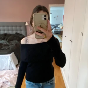 Svart offshoulder tröja från  Other Stories - Säljer en stilren svart offshoulder tröja från Other Stories. Tröjan har en ribbad kant upptill och långa ärmar. Köpt för 360kr men säljer för 150kr + 50kr i frakt💖 hör av er för fler bilder eller frågor!