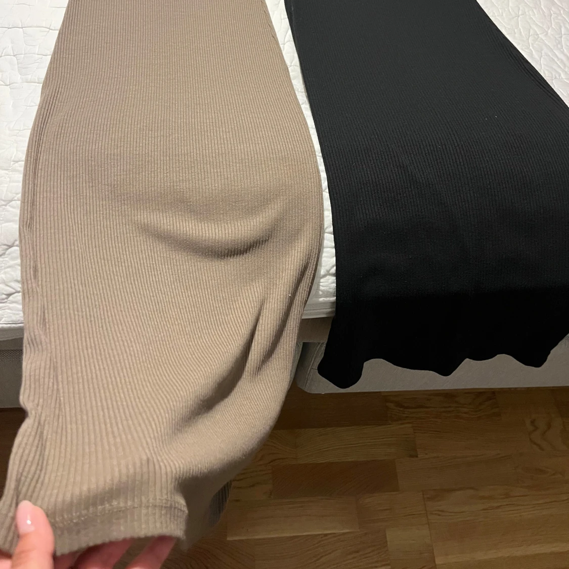 Ribbad klänning i beige och svart - 90