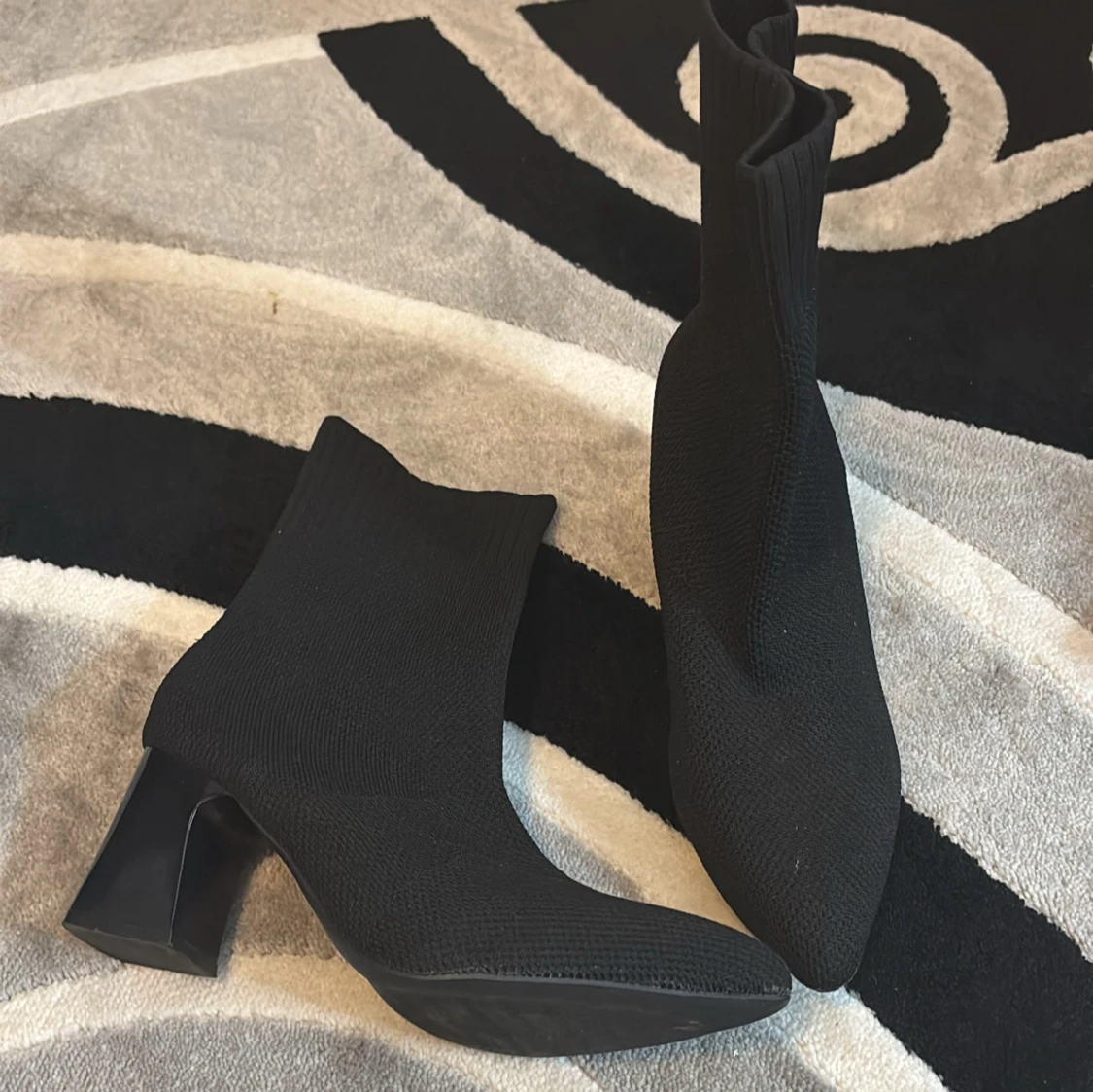 Svarta stickade boots med klack