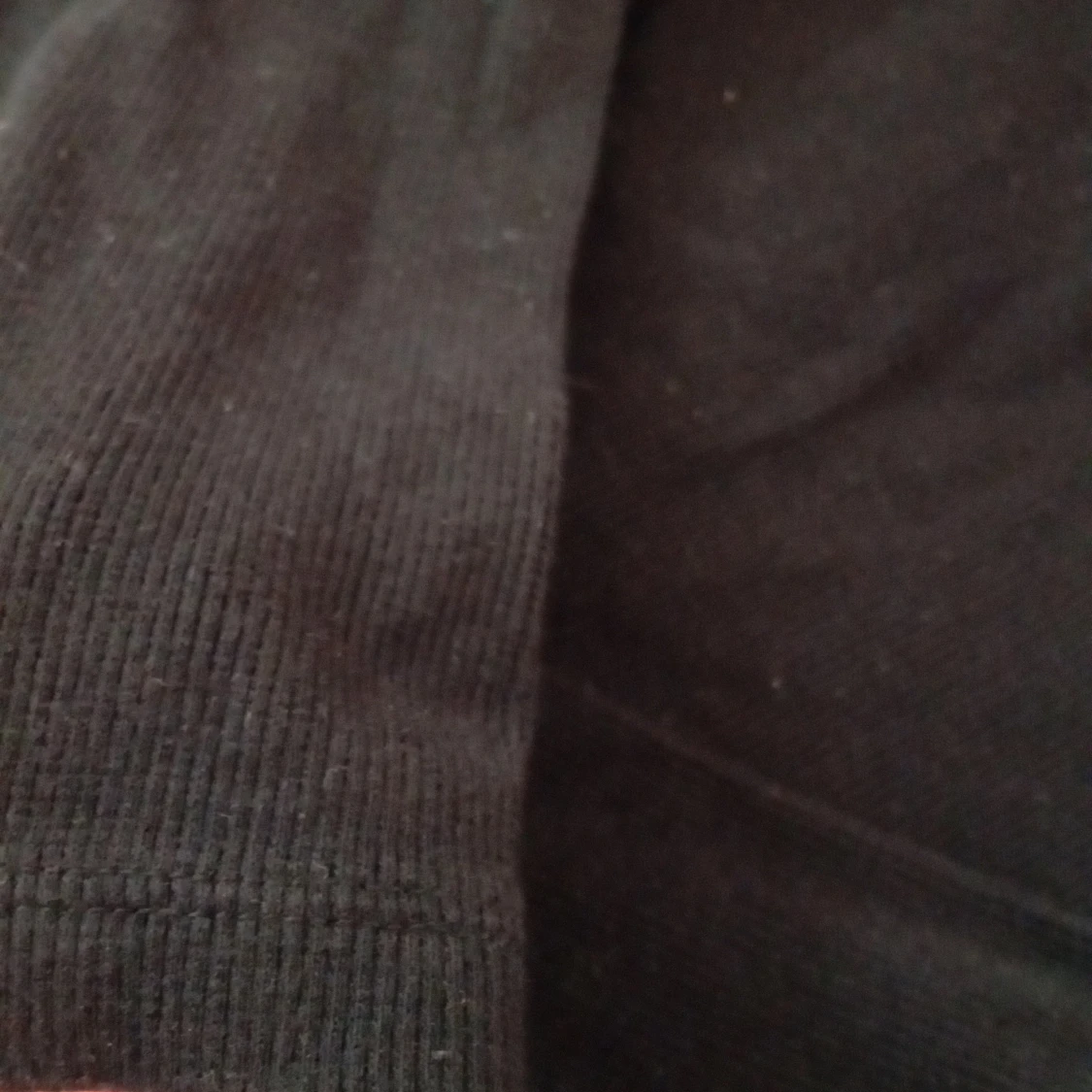 Svart tröja med volangdetaljer - 90