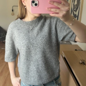 &otherstories tröja - Stickad grå tröja från &otherstories, materialet är som nytt då den knappast är använd