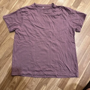 Lila t-shirt - En enkel och bekväm lila t-shirt med korta ärmar k storlek L. Inte använd!