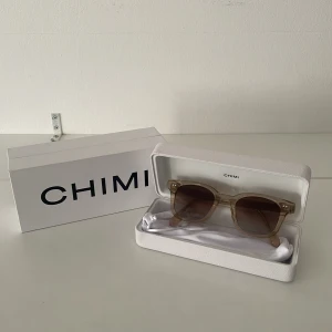 Chimi 02 Ecru - Säljer ett par glasögon från märket Chimi. Glasögonen är av modellen 02 Ecru. De är i mycket bra skick och har knappt blivit använda, skulle säga skick 9,5/10. Allt medföljer inklusive låda och fodral! De passar till flera stilar och olika outfits.