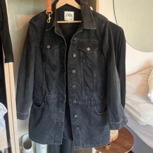 Svart jeansklänning från Zara - Snygg svart jeansklänning från Zara med knappar framtill och klassisk krage. Långa ärmar och snygga fickor både fram och bak. Väldigt lite använd
