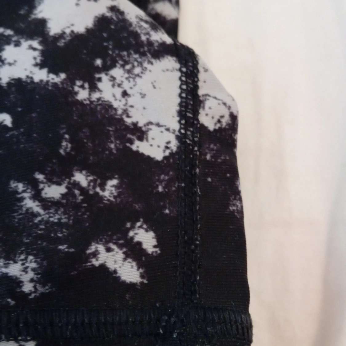 Svarta och vita träningebyxor med mönster - 91