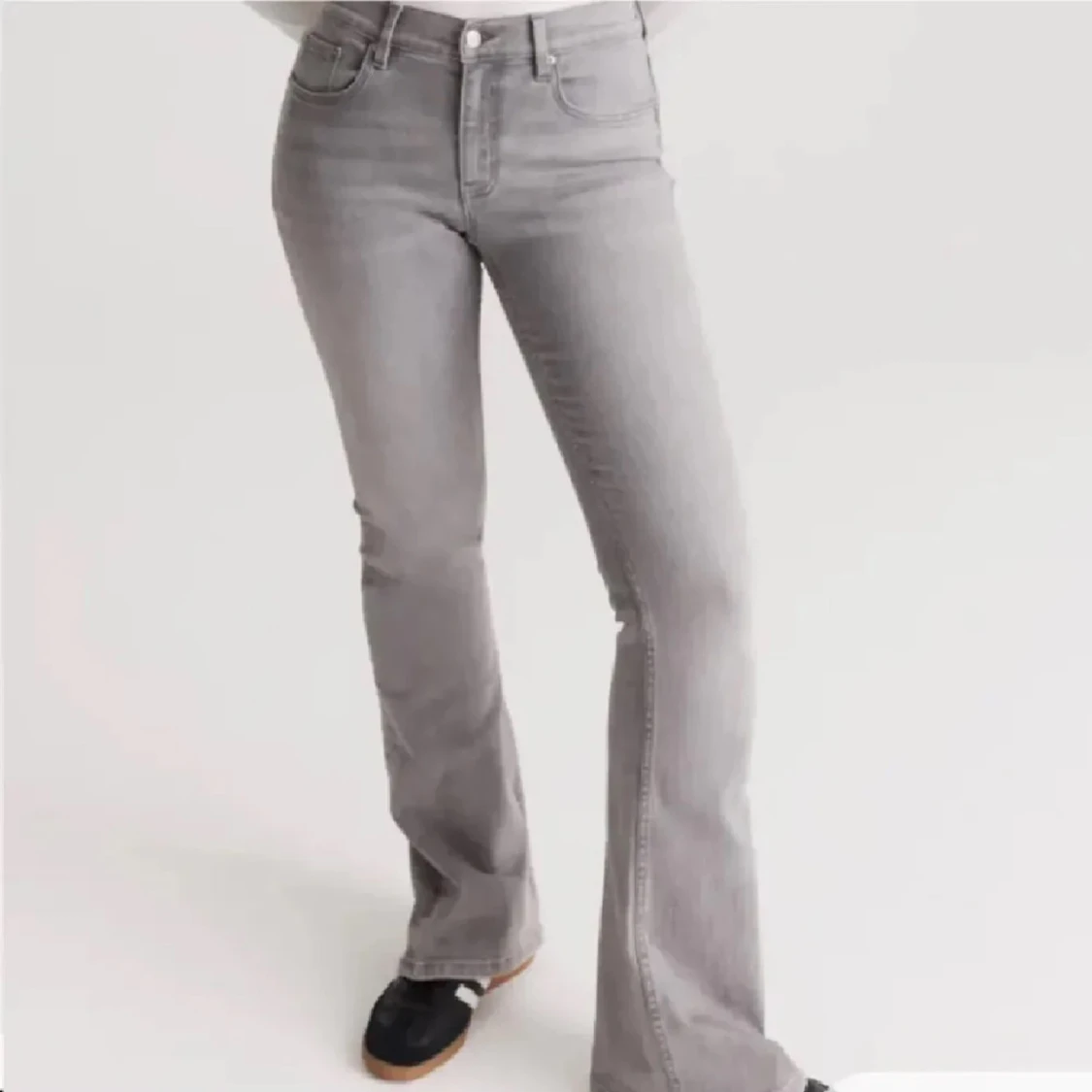 Grå bootcut jeans