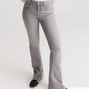 Grå bootcut jeans - Snygga grå bootcut jeans från gina tricot, sitter lågmidjat! säljer då jag växt ur