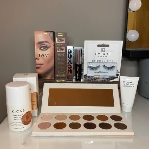 Sminkset med ögonskuggspalett och eyeliner - Säljer ett sminkset med Jaclyn Hill ögonskuggspalett från Morphe med 12 nyanser (använd men mycket produkt kvar), Swati Cosmetics lash adhesive liquid eyeliner i Vanta Brown (oöppnad) och Buxom mascara (oöppnad). Perfekt för att skapa olika ögonlooks. Ingår gör även Nécessaire Body Lotion 30 ml (oöppnad) och KICKS Overnight self tan face gel i färgen light/medium (oöppnad).