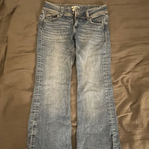 Blå bootcut jeans - Snygga blå bootcut jeans med låg midja. Jeansen är ifrån Gina tricot Young. 